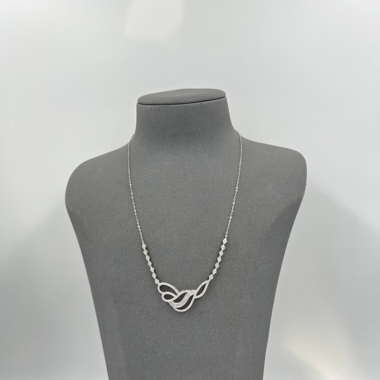 عقد دقة الماس