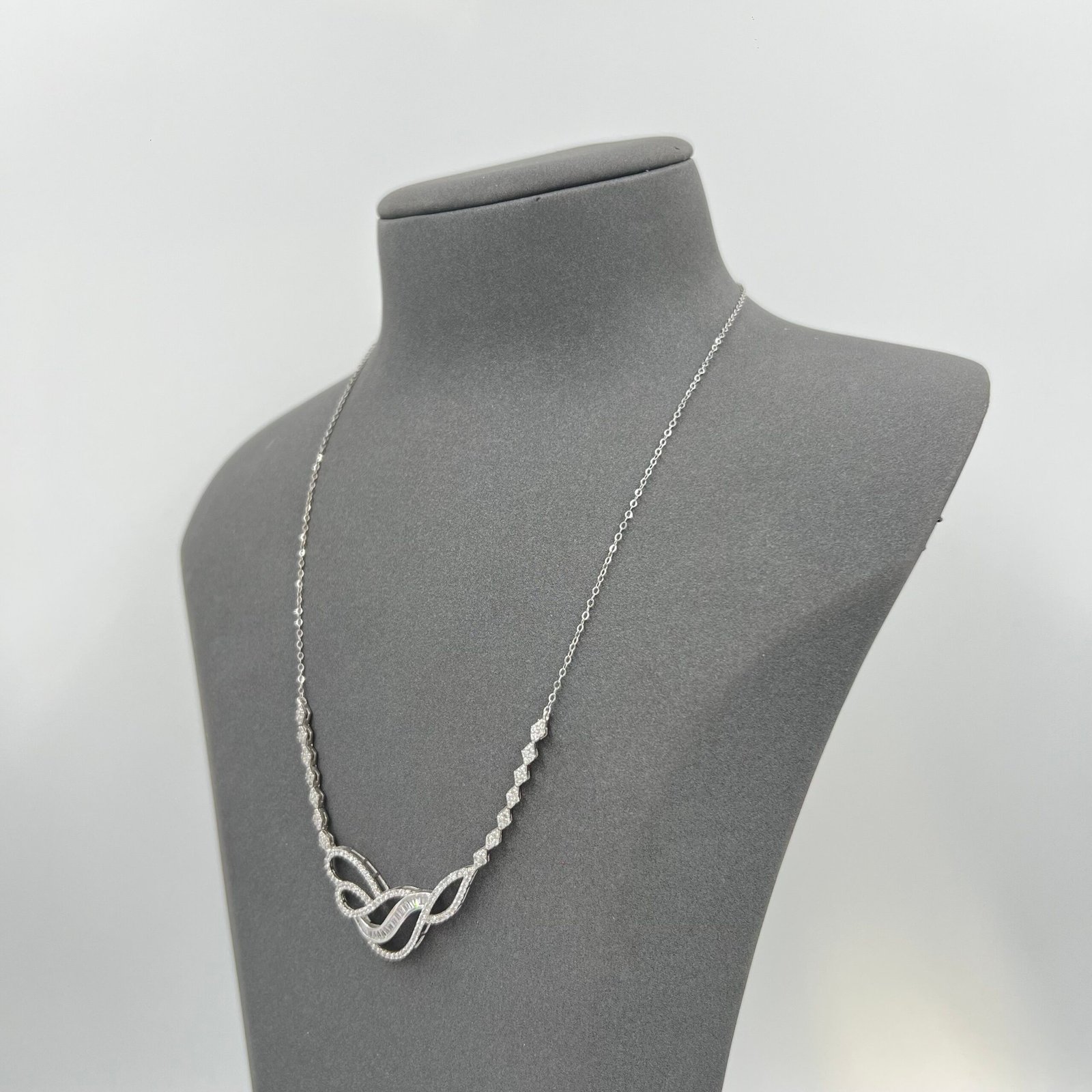 عقد دقة الماس