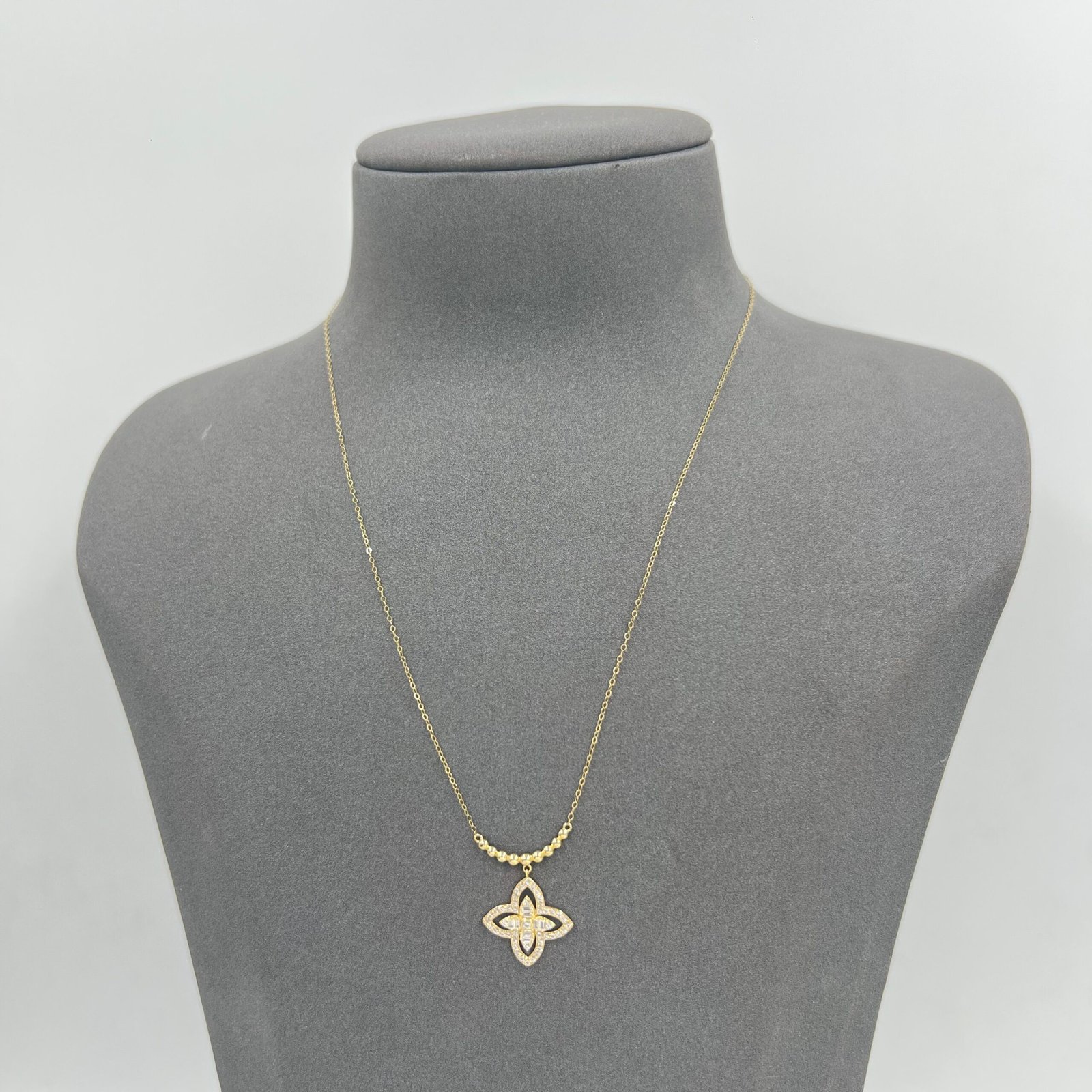 عقد روبرتو كوين