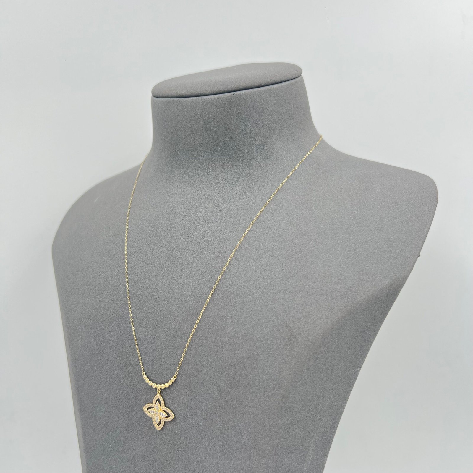 عقد روبرتو كوين