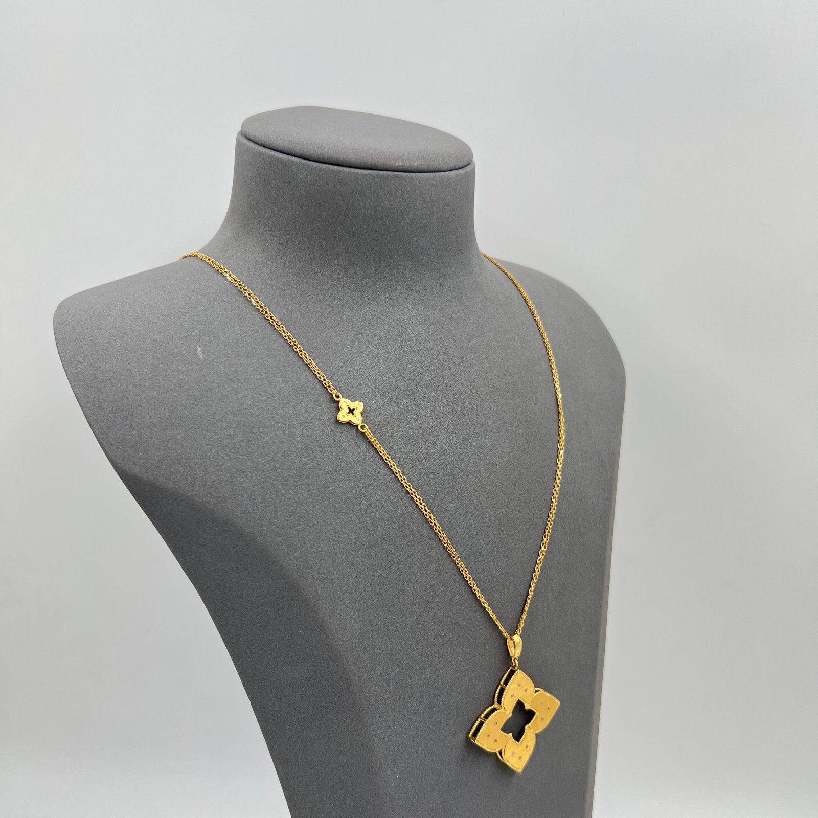 IMG_7386 عقد روبيرتو كوين