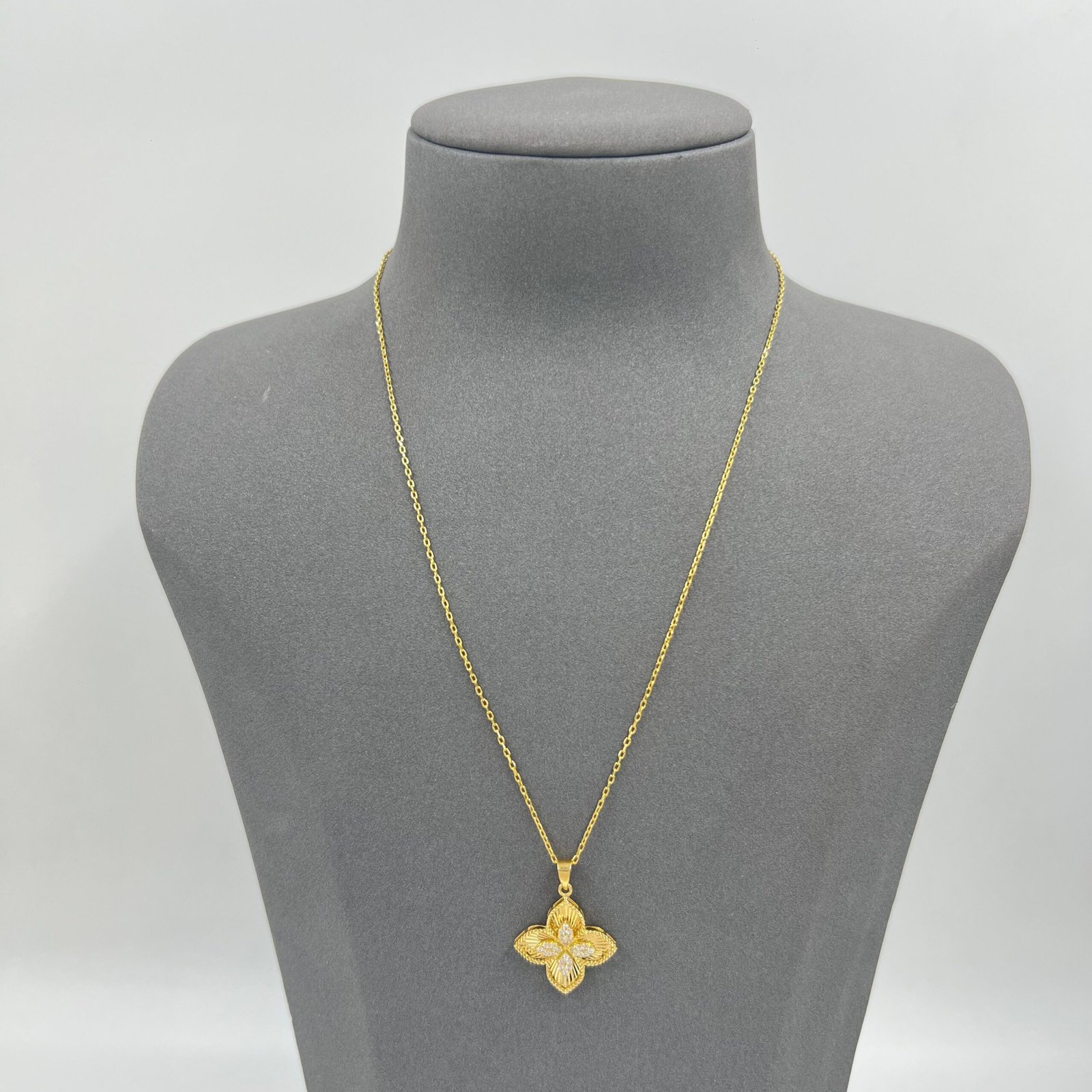 عقد روبرتو كوين