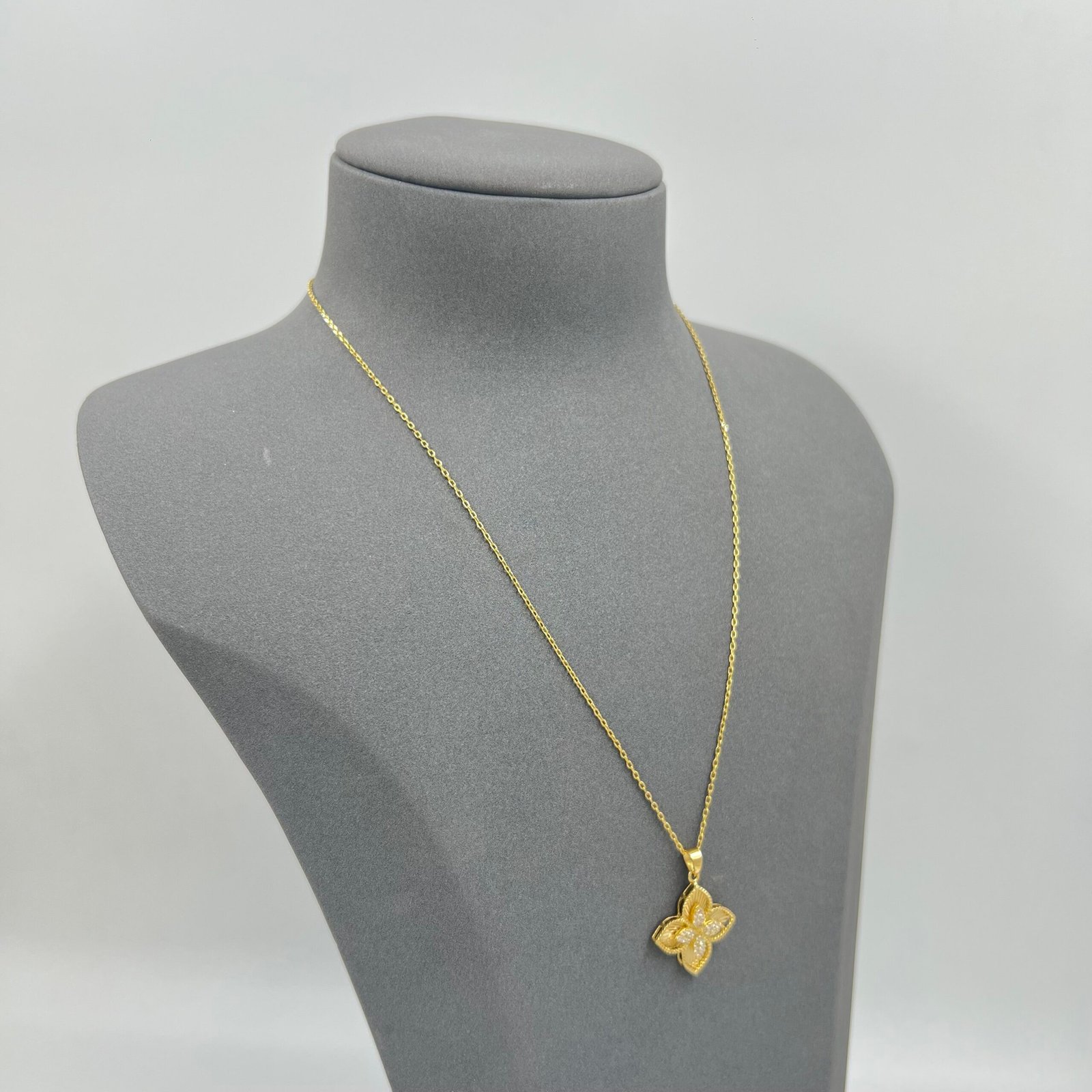 عقد روبرتو كوين